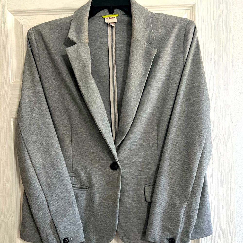 Gray long sleeve blazer.